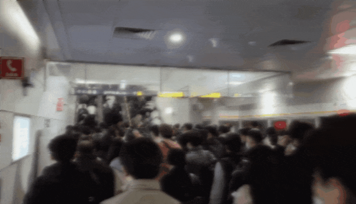 오늘(7일) 오전 8시 22분쯤 김포골드라인 김포공항역에서 내리는 승객들 모습. 〈영상=김천 기자〉
