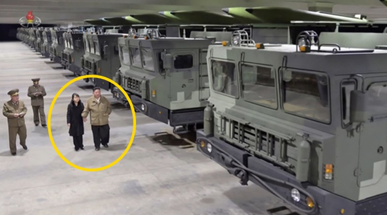 김정은 북한 국무위원장이 둘째이자 딸인 김주애와 함께 '북한판 이스칸데르' 미사일로 불리는 KN-23을 둘러보는 모습을 공개했다. 〈사진=조선중앙TV 화면〉