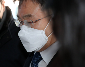 검찰, '대장동 범죄수익 390억 은닉' 김만배 구속 기소