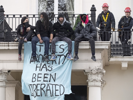 시위대원들이 지난해 3월 올리가르히(러시아 신흥 재벌) 올레크 데리파스카가 소유한 런던 타운하우스를 점거해 시위를 하는 모습. 〈사진=EPA·연합뉴스〉