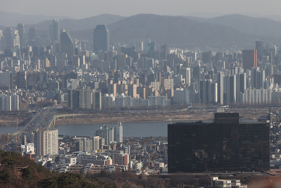 지난 2일 서울 남산에서 바라본 한강 이남 아파트 단지 모습. 〈사진=연합뉴스〉