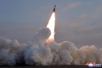 북한, 서해상으로 단거리 탄도미사일 1발 발사…FS 훈련에 반발 