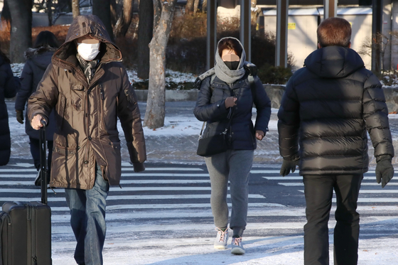 출근하는 시민들이 두꺼운 외투로 꽁꽁 싸맨 채 걸어가고 있다. (사진=연합뉴스)