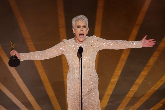 Jamie Lee Curtis wins the Oscar for Best Supporting Actress for ″Everything Everywhere All at Once″ during the Oscars show at the 95th Academy Awards in Hollywood, Los Angeles, California, U.S., March 12, 2023. 〈사진=연합뉴스·REUTERS 무단 전재 재배포 금지〉