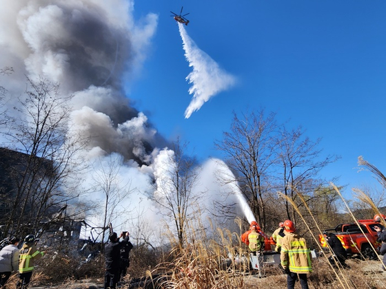 오늘(13일) 대전 대덕구 한국타이어 공장 화재를 진압 중인 소방대원들이 대용량포방사시스템과 헬기를 이용해 물을 뿌리는 모습. 〈사진=소방청〉