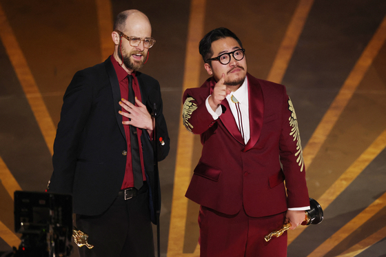 Daniel Kwan and Daniel Scheinert win the Oscar for Best Director for ″Everything Everywhere All at Once″ during the Oscars show at the 95th Academy Awards in Hollywood, Los Angeles, California, U.S., March 12, 2023. 〈사진=연합뉴스·REUTERS 무단 전재 재배포 금지〉