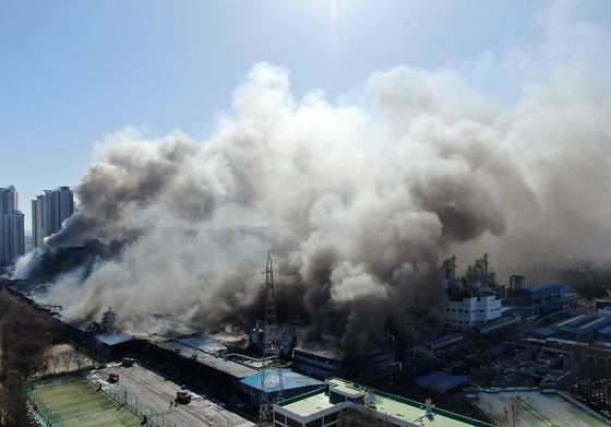 13일 오전 대전시 대덕구 목상동 한국타이어 공장에서 난 불로 인한 연기가 공중으로 치솟고 있다. 〈사진=연합뉴스〉