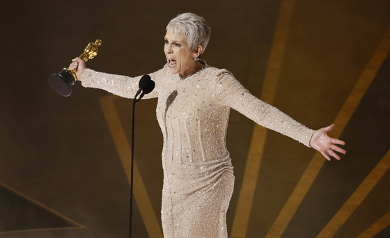 epaselect epa10518515 Jamie Lee Curtis celebrates after winning the Oscar for Actress in a Supporting Role for 'Everything Everywhere All at Once' during the 95th annual Academy Awards ceremony at the Dolby Theatre in Hollywood, Los Angeles, California, USA, 12 March 2023. The Oscars are presented for outstanding individual or collective efforts in filmmaking in 24 categories.  EPA/ETIENNE LAURENT
