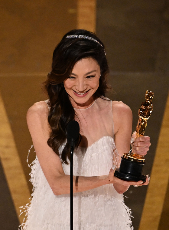 〈YONHAP PHOTO-5057〉 Malaysian actress Michelle Yeoh accepts the Oscar for Best Actress in a Leading Role for ″Everything Everywhere All at Once″ onstage during the 95th Annual Academy Awards at the Dolby Theatre in Hollywood, California on March 12, 2023. (Photo by Patrick T. Fallon / AFP)/2023-03-13 12:44:19/ 〈저작권자 ⓒ 1980-2023 ㈜연합뉴스. 무단 전재 재배포 금지.〉