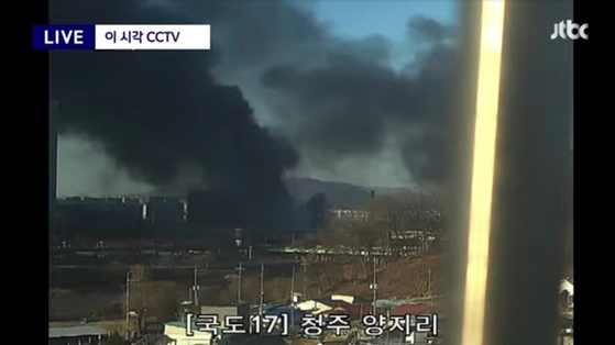  이 시각 CCTV로 본 대전 한국타이어 화재 현장 인근.〈사진=JTBC 모바일 라이브〉 