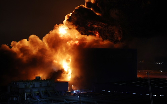어제(12일) 오후 대전 대덕구 한국타이어 공장에서 난 화재. 연기와 화염이 하늘로 치솟는 모습. 〈사진=연합뉴스〉 