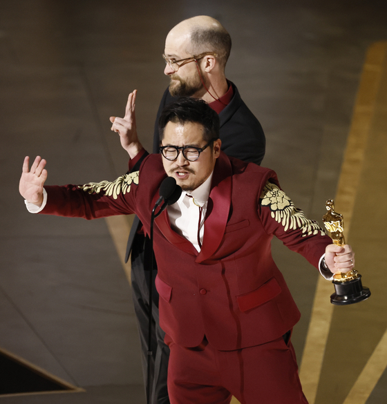 epa10518953 Daniel Scheinert and Daniel Kwan (R) after winning the Oscar for Best Original Screenplay for 'Everything Everywhere All at Once' during the 95th annual Academy Awards ceremony at the Dolby Theatre in Hollywood, Los Angeles, California, USA, 12 March 2023. The Oscars are presented for outstanding individual or collective efforts in filmmaking in 24 categories.  EPA/ETIENNE LAURENT