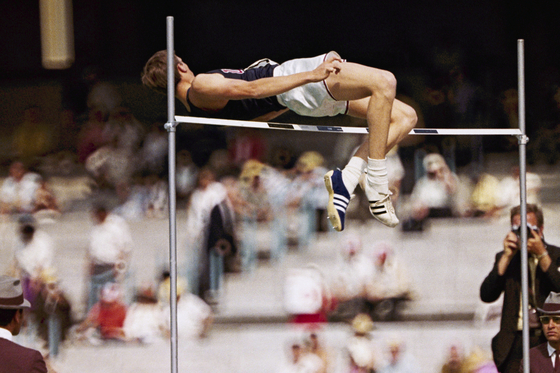 1968년 멕시코시티 올림픽 높이뛰기는 이 장면이 파격을 던졌습니다. 배를 하늘로 하고 바를 넘는 기술로 포스베리는 금메달을 땄습니다. (사진=AP연합뉴스)