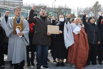 4개 종교단체 “尹, 이태원 참사 공식 사과해야“…경찰과 충돌