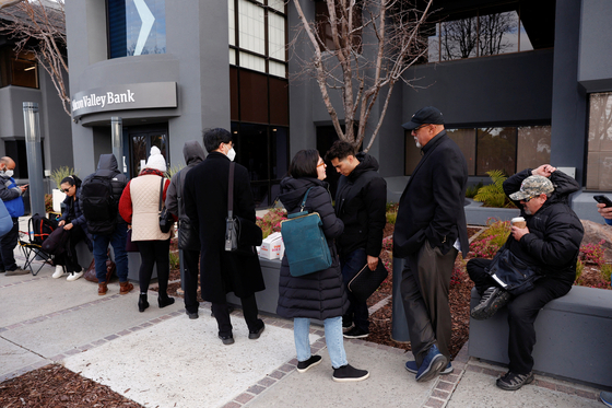 현지시간 13일 미국 캘리포니아주 샌타클래라에 있는 실리콘밸리은행 본사 앞에 현금을 인출하려는 사람들이 모여 있는 모습. 〈사진=로이터 연합뉴스〉