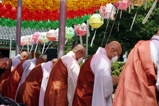 지난해 5월 8일 전북 김제시 금산사에서 열린 불기 2566년 부처님오신날 봉축요법식에서 승려들이 합장하는 모습. 〈사진=연합뉴스〉