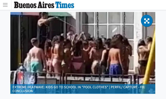 아르헨티나의 한 초등학교가 학생들에게 수영복을 입고 등교할 수 있도록 허용했다. 〈사진=부에노스아이레스타임스 홈페이지 캡처〉