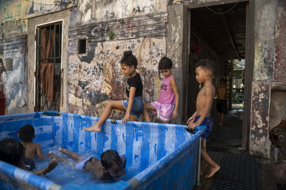 아르헨티나 수도 부에노스아이레스의 라보카 지역에 설치된 간이 수영장에서 아이들이 더위를 식히고 있다. 〈사진=AP 연합뉴스〉