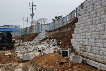 천안 공사장서 옹벽 무너져 근로자 3명 매몰…구조됐지만 심정지 상태