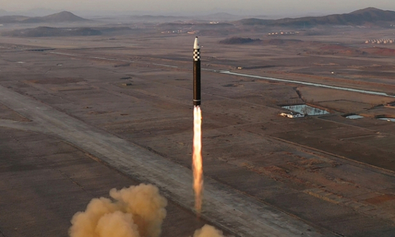 김정은 북한 국무위원장이 전날 대륙간탄도미사일(ICBM) '화성-17형' 발사훈련을 현지지도했다고 조선중앙통신이 17일 밝혔다. 〈사진=연합뉴스〉