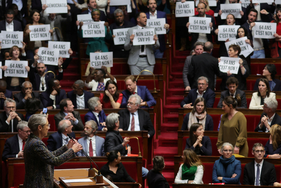 프랑스 정부의 연금 개혁안에 반대하는 일부 하원 의원들. 〈사진=로이터 연합뉴스〉