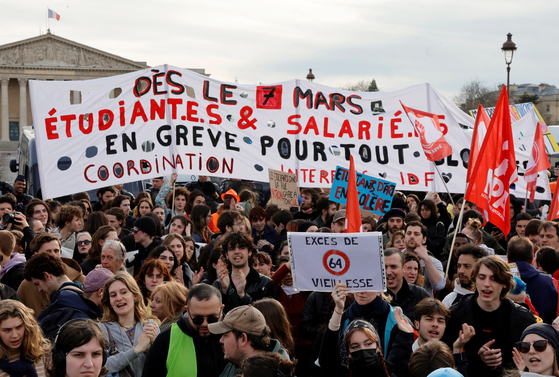 연금 개혁 관련 시위를 하는 프랑스 국민들. 〈사진=로이터 연합뉴스〉