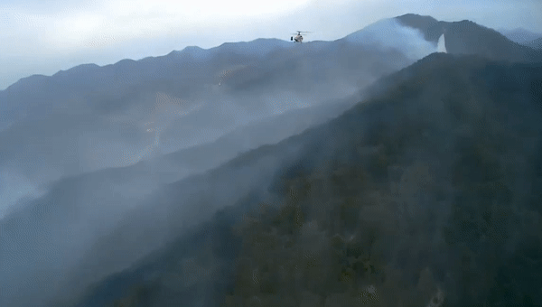  산림·소방당국이 경북 상주시 외남면에서 발생한 산불을 진화하는 모습. 〈영상=산림청〉 