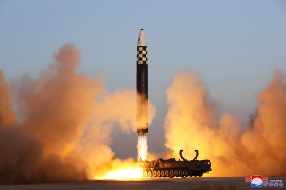 김정은 북한 국무위원장이 전날 대륙간탄도미사일(ICBM) '화성-17형' 발사훈련을 현지지도했다고 조선중앙통신이 오늘(17일) 밝혔다. 〈사진=조선중앙통신·연합뉴스〉