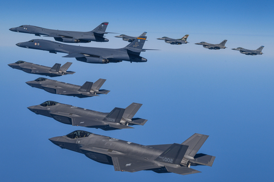 한미 공군이 19일 한반도 상공에서 한국측 F-35A 전투기와 미국 공군 B-1B 전략폭격기 및 F-16 전투기가 참여한 가운데 연합공중훈련을 실시하고 있다. 〈사진=연합뉴스〉