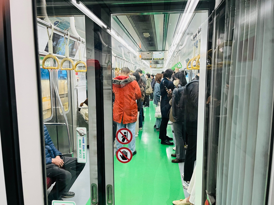 20일 서울 지하철 2호선 열차 안 모습. 90%이상 사람들이 마스크를 기존대로 쓰고 있다. 〈사진=백종훈 기자〉