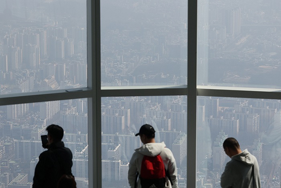 서울,경기,인천 등 수도권 미세먼지 농도가 '나쁨' 수준을 보이는 19일 오전 서울 송파구 일대 시내가 뿌옇게 보인다. 〈사진=연합뉴스〉