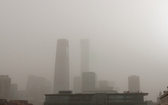 22일 오전 중국 베이징에 황사 황색 경보가 내려진 가운데 베이징 시내 주요 건물이 황사로 인해 형체가 흐릿하게 보인다. 〈사진=연합뉴스〉