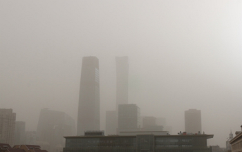 사진 보니 눈앞 빌딩도 잘 안 보여…중국 베이징에 '최악 황사' 덮쳤다