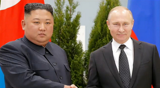 김정은 북한 국무위원장(왼쪽), 블라디미르 푸틴 러시아 대통령. 〈사진=JTBC 캡처〉