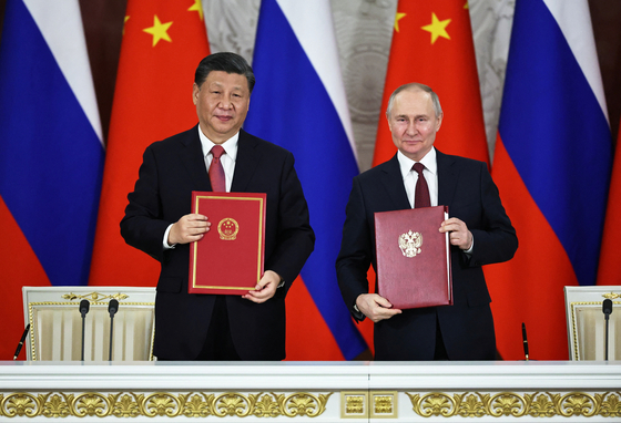 현지시간 21일 시진핑 중국 국가주석과 블라디미르 푸틴 러시아 대통령이 러시아 모스크바 크렘린궁에서 회담을 마친 뒤 서명식에서 기념사진을 찍고 있다. 〈사진=로이터〉