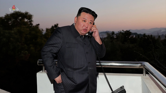 지난 17일 김정은 북한 국무위원장이 전화로 화성-17형 발사를 승인을 하고 있다. 〈사진=조선중앙TV 화면·연합뉴스〉