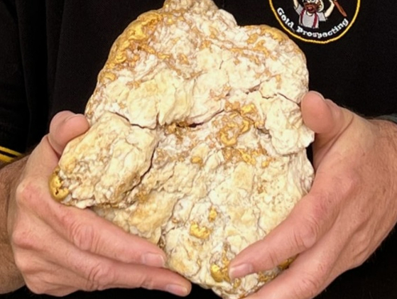 호주 출신 아마추어 채굴업자가 금속탐지기를 이용해 2억원어치의 금이 들어있는 돌덩어리를 캐 화제다. 〈사진=호주 ABC 방송 홈페이지 캡처〉