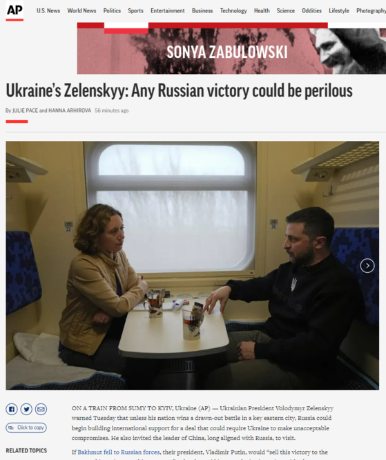 AP통신과 인터뷰를 하고 있는 블로디미르 젤렌스키 우크라이나 대통령(왼쪽).〈사진=AP통신 홈페이지 캡처〉