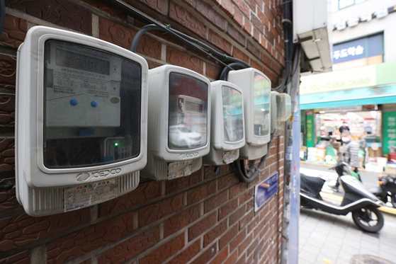 서울의 한 주택가 전기계량기. 〈사진-\=연합뉴스〉