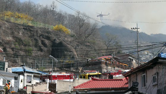 2일 오후 인왕산에서 산불로 연기가 나고 있다. 〈사진=연합뉴스〉