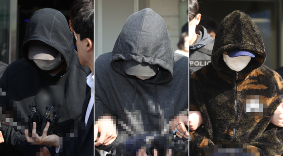 서울 강남 한복판에서 여성을 납치해 숨지게 한 혐의를 받는 피의자 3명이 구속심사를 받기 위해 모습을 드러냈다. 사진은 (왼쪽부터) 황씨, 연씨, 이씨의 모습. 〈사진=연합뉴스〉