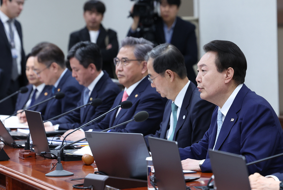 윤석열 대통령이 4일 서울 용산 대통령실 청사에서 국무회의를 주재하고 있다. 〈사진=연합뉴스〉