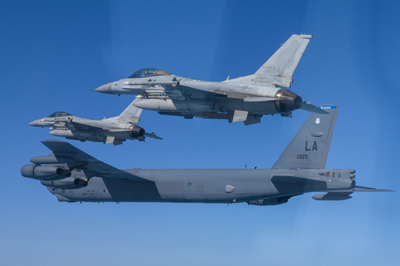 지난달 6일 한반도 서해 상공에서 한국측 F-15K 및 KF-16 전투기와 미국측 B-52H 전략폭격기가 참여한 가운데 한미 공군이 연합공중훈련을 실시하고 있다. 〈사진=연합뉴스〉
