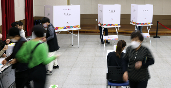 4·5 경남 창녕군수 보궐선거 사전투표 첫날인 지난달 31일 경남 창녕군 남지읍 행정복지센터 사전투표소에서 유권자가 선거에 참여하고 있다. 〈사진=연합뉴스〉