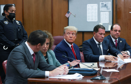현지시간 4일 도널드 트럼프 전 미국 대통령이 변호팀과 함께 법원 기소인부절차에 참석한 모습. 〈사진=로이터〉