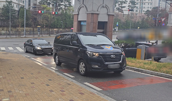 강남 납치 살인 사건 배후로 지목된 코인업계 관계자 자택에 경찰 압수수색 차량이 진입하고 있다. 〈사진=조해언 기자〉