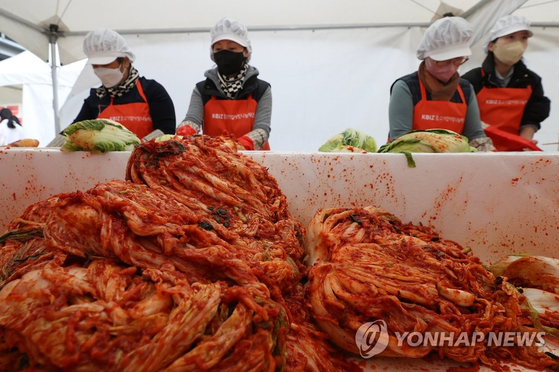 지난해 11월 28일 중소기업사랑나눔재단 주최 사랑의 김장김치 나누기 행사에서 참석자들이 김장을 하고 있다. 〈사진=연합뉴스〉