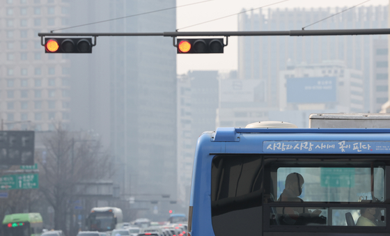 미세먼지 농도가 나쁨 수준을 보인 지난달 20일 오전 서울 광화문광장에서 바라본 시내. 〈사진=연합뉴스〉