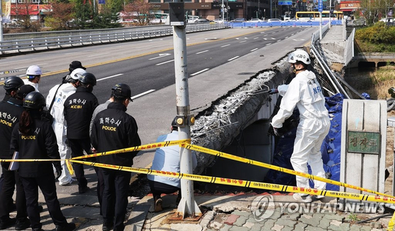 7일 분당 정자교 붕괴 사고 현장 합동감식 〈사진=연합뉴스〉