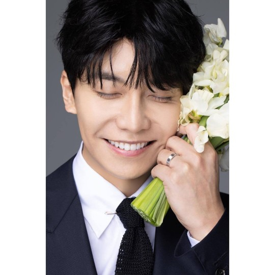 '결혼' 이승기·이다인, 웨딩 화보 공개 '영락없는 선남선녀'